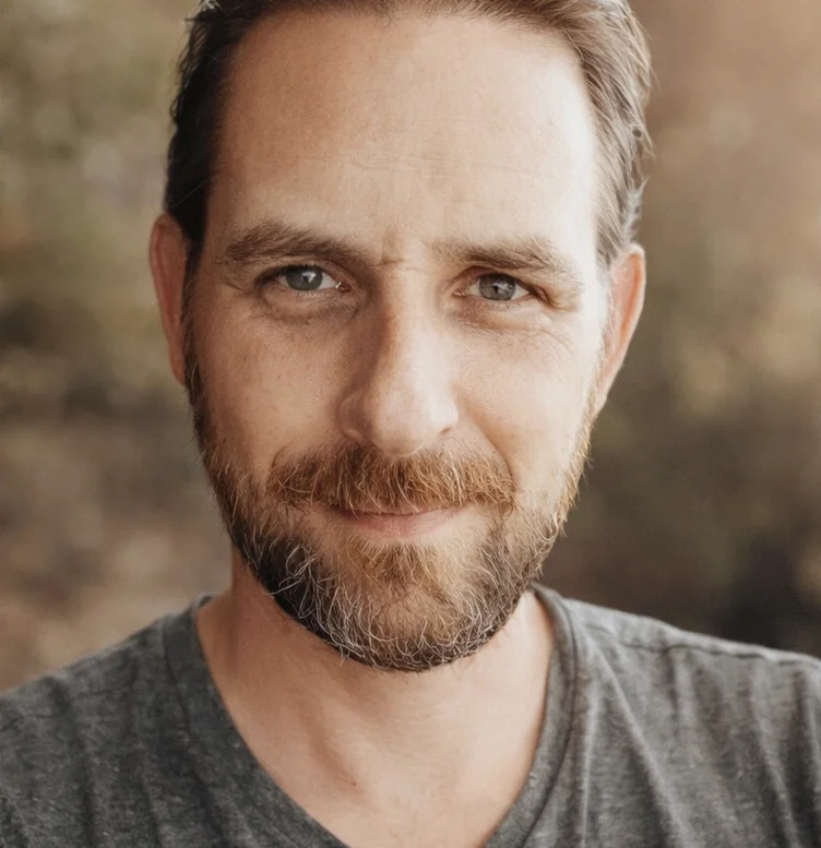 Aaron Rüegg, Gründer & Lead Developer von PARAT — Schweizer KI-Bewerbungstool für den Arbeitsmarkt — fotografiert in Paspels, Graubünden